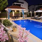 Luxury Private Pool Villa-5 Min To Land Of Legends וילה